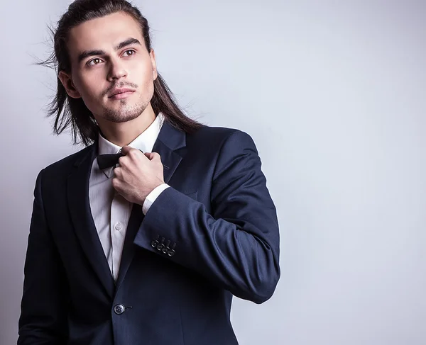 Elegante joven guapo hombre de pelo largo en traje. Estudio retrato de moda . —  Fotos de Stock