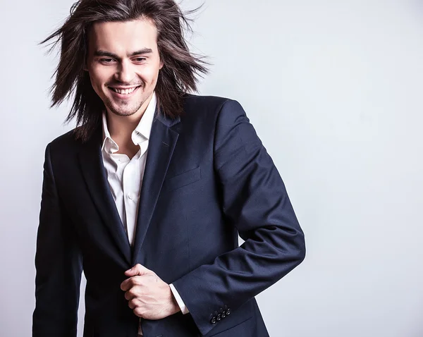 Elegante joven guapo hombre de pelo largo en traje. Estudio retrato de moda . —  Fotos de Stock