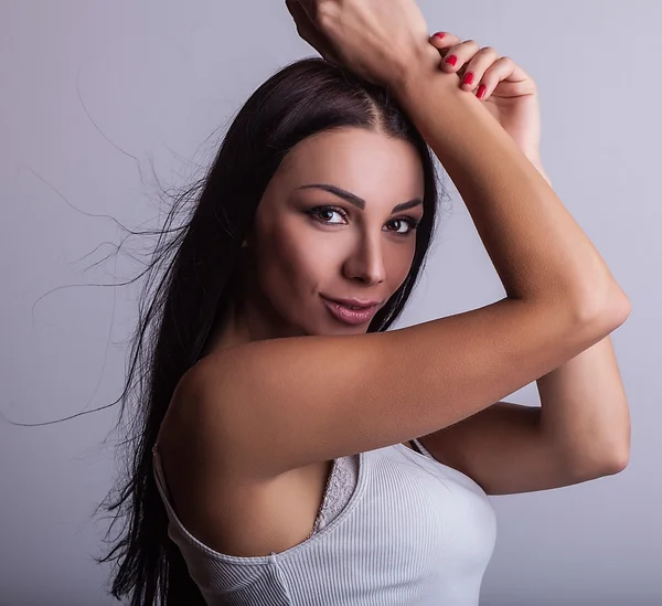 Aantrekkelijke vriendelijke brunette pose in studio. — Stockfoto