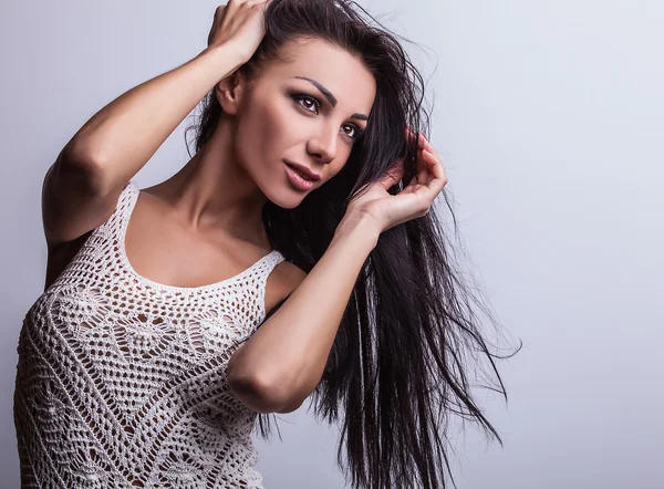 Aantrekkelijke vriendelijke brunette pose in studio. — Stockfoto