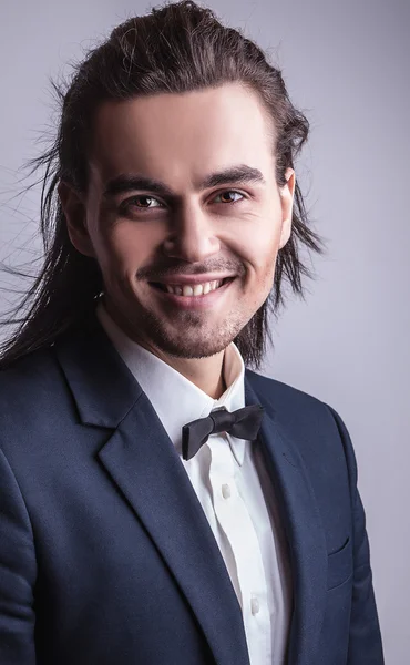 Elegante jovem e bonito homem de cabelos compridos mascarado. Estúdio retrato de moda . — Fotografia de Stock