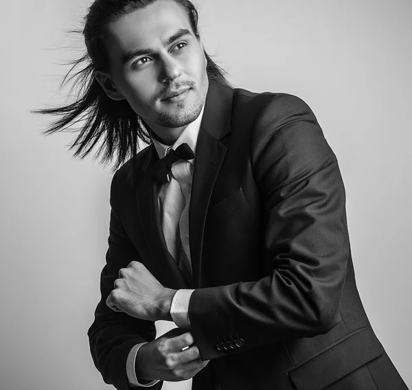 Elegante jovem e bonito homem de cabelos compridos mascarado. Estúdio retrato de moda . — Fotografia de Stock