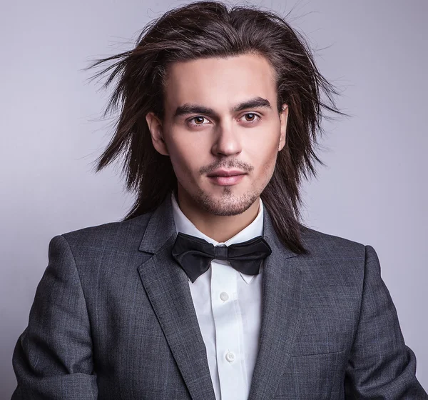 Elegante jovem e bonito homem de cabelos compridos mascarado. Estúdio retrato de moda . — Fotografia de Stock