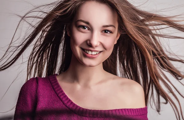 Jovem modelo sensual menina pose no estúdio . — Fotografia de Stock