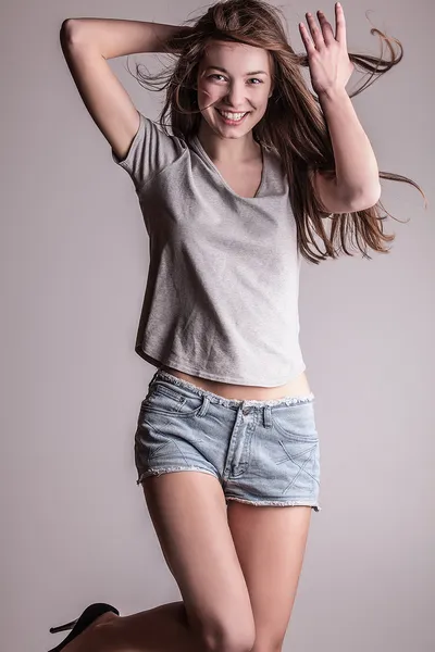 Joven sensual modelo chica pose en estudio . —  Fotos de Stock