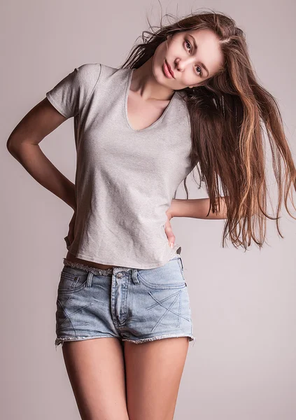 Jovem modelo sensual menina pose no estúdio . — Fotografia de Stock