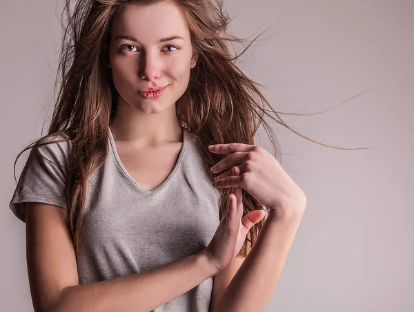 Jovem modelo sensual menina pose no estúdio . — Fotografia de Stock