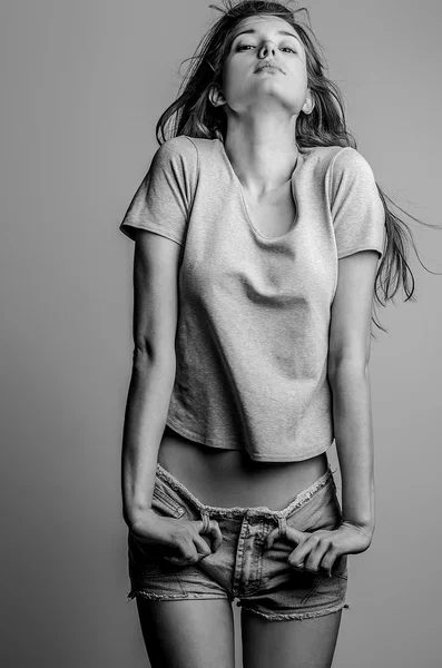 スタジオで若い官能的なモデルの女の子ポーズ. — ストック写真