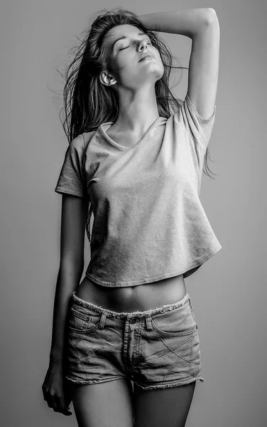Jeune fille modèle sensuelle pose en studio . — Photo