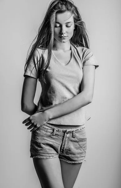 在工作室里的年轻性感模特女孩姿势. — 图库照片