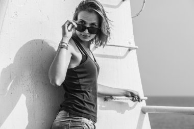 Genç bir kadının siyah beyaz portresi