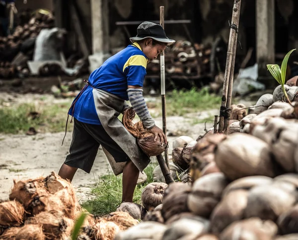 Pile of discarded coconut husks in Thailand — Stock Photo, Image