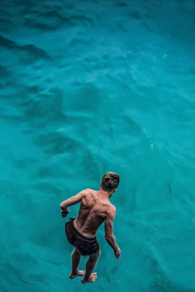 Homem pulando na água — Fotografia de Stock