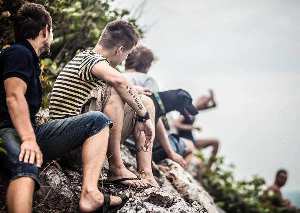 Giovane su rocce vicino al mare — Foto Stock