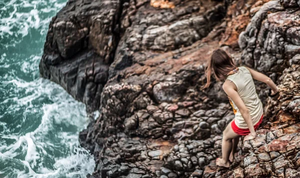 Hermosa mujer joven en la roca —  Fotos de Stock