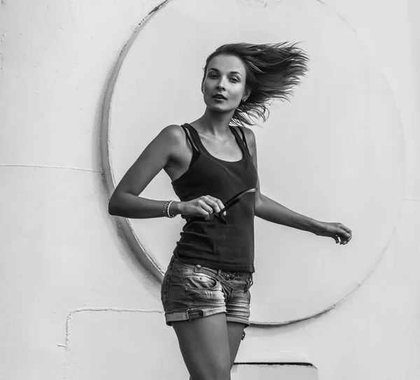 Retrato en blanco y negro de una joven — Foto de Stock