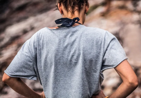 Schöne junge Frau auf dem Felsen — Stockfoto