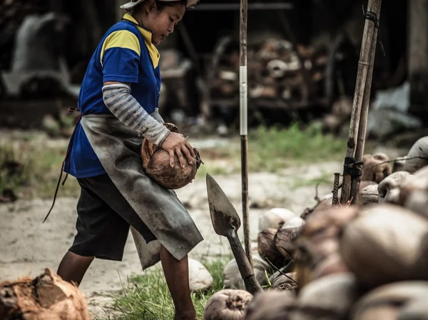 Hromadu vyřazených kokosové slupky v Thajsku — Stock fotografie