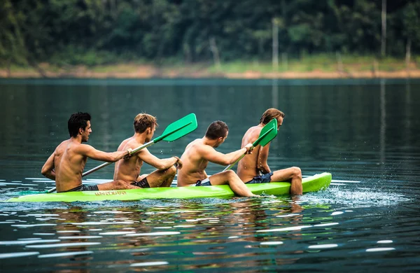 Giovani forti in kayak — Foto Stock