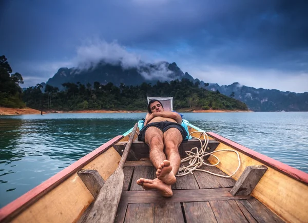 Jeune homme dormant sur le bateau — Photo