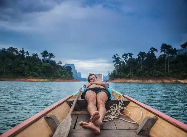 Молодий чоловік спить на човні — стокове фото