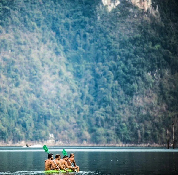 Jeunes hommes forts en kayak — Photo