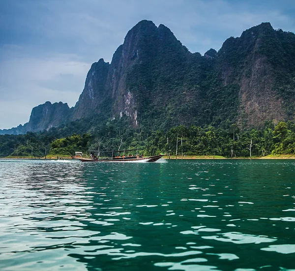 Landschaft der tropischen Insel mit Boot — Stockfoto