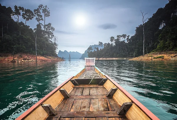 Landskap av tropiska ön med båt — Stockfoto