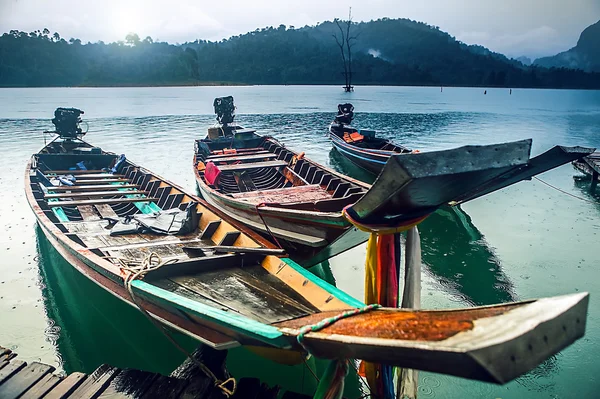 Paisagem da ilha tropical com barco — Fotografia de Stock