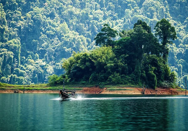 Landschaft der tropischen Insel mit Boot — Stockfoto