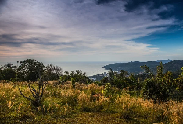 Paesaggio dell'isola tropicale con cielo perfetto all'alba — Foto Stock