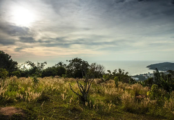 完璧な日の出の空と熱帯の島の風景 — ストック写真