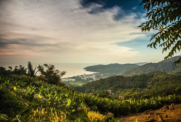 完璧な日の出の空と熱帯の島の風景 — ストック写真