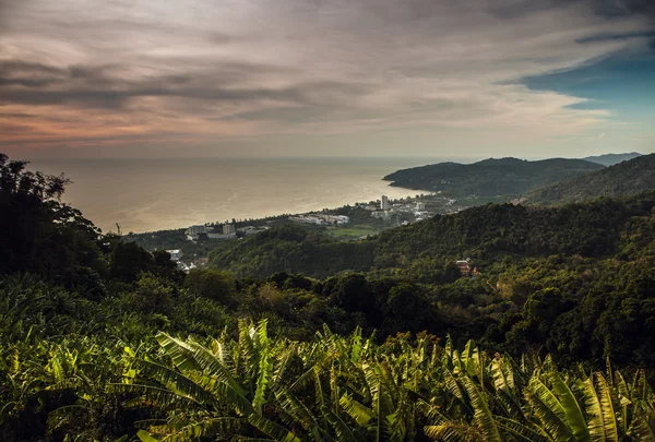 Paesaggio dell'isola tropicale con cielo perfetto all'alba — Foto Stock