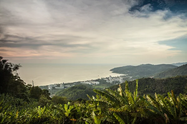 Пейзаж тропического острова с идеальным небом заката — стоковое фото
