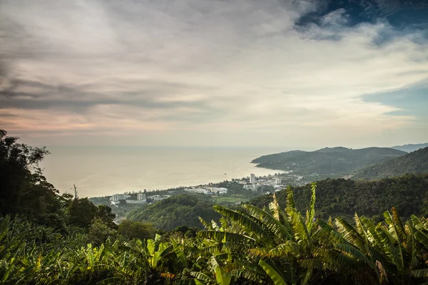 Paisaje de isla tropical con cielo perfecto al atardecer —  Fotos de Stock