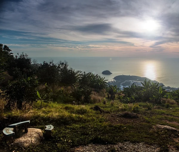 Paisaje de isla tropical con cielo perfecto al atardecer —  Fotos de Stock