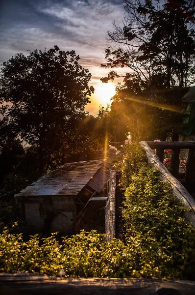 Landschaft der tropischen Insel mit perfektem Sonnenuntergang — Stockfoto