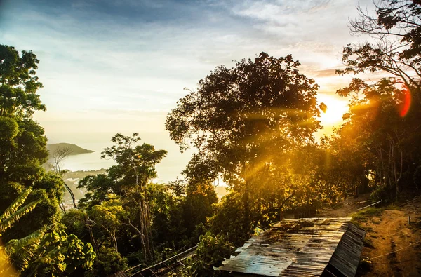 Paisaje de isla tropical con cielo perfecto al atardecer —  Fotos de Stock