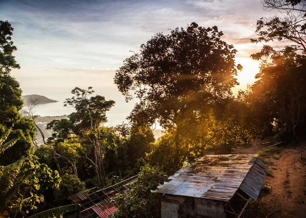 Landschaft der tropischen Insel mit perfektem Sonnenuntergang — Stockfoto