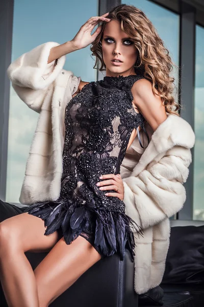 şık elbiseli genç şehvetli & güzellik kadın.