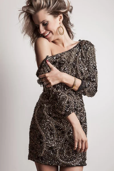 Mode foto van jonge prachtige vrouw in luxe jurk. — Stockfoto