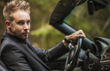 zarif mutlu delikanlı Cabrio araba açık.