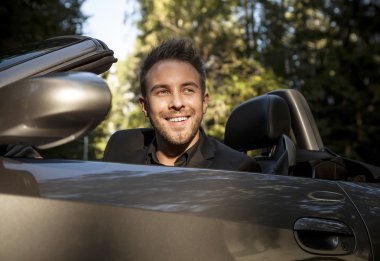 zarif mutlu delikanlı Cabrio araba açık.