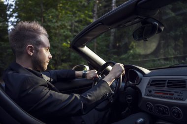 zarif mutlu delikanlı Cabrio araba açık.