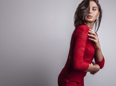 moda kırmızı giysili genç şehvetli & güzellik kadın.