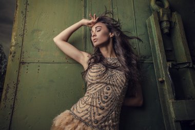 şehvetli & çekici genç kadın lüks elbise açık havada poz içinde dramatize görüntü.