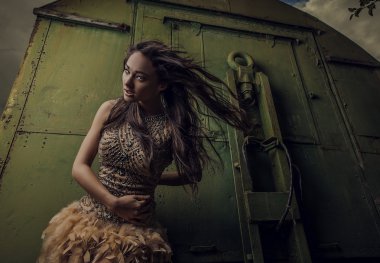 şehvetli & çekici genç kadın lüks elbise açık havada poz içinde dramatize görüntü.