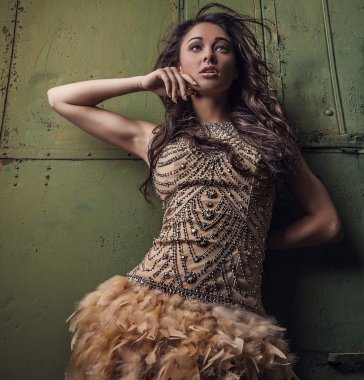 şehvetli & çekici genç kadın lüks elbise açık havada poz içinde dramatize görüntü.