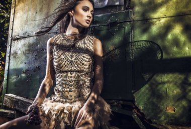şehvetli & çekici genç kadın lüks elbise açık havada poz içinde dramatize görüntü.
